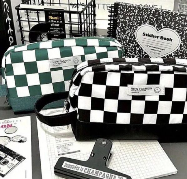 Estuche básico con diseño de cuadros